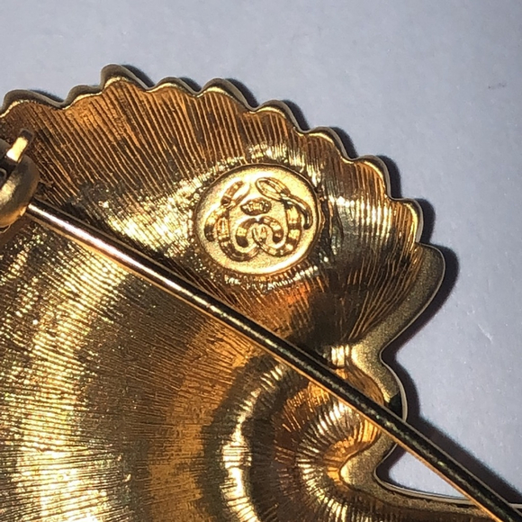 Crystaline Brand Elegant Gold Toned Retro Boho Shell Brooch - Picture 5 of 5